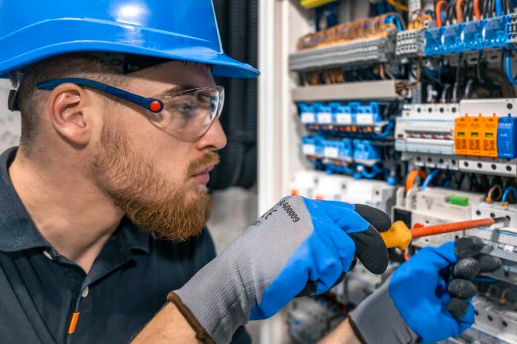 Électricien en pleine réparation de pannes électriques