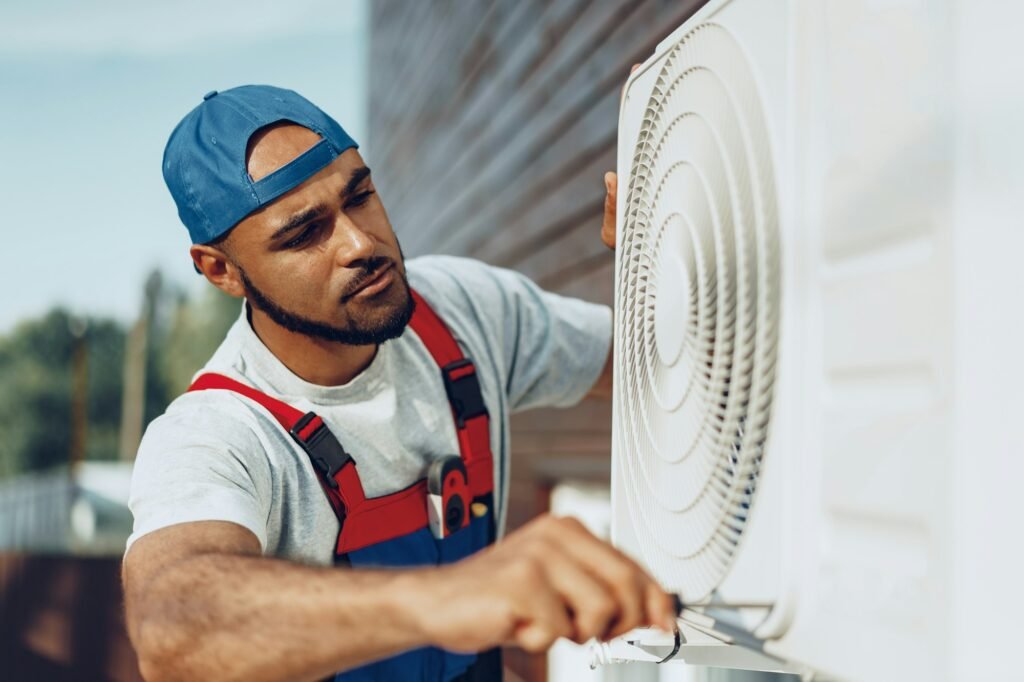 Électricien qui installe un système de climatisation